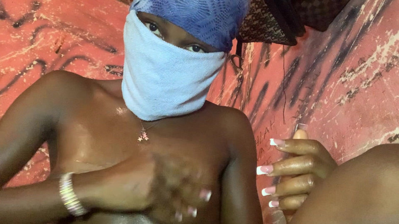 Browngurl234: Горячая чернокожая миниатюрная крошка делает массаж сисек
