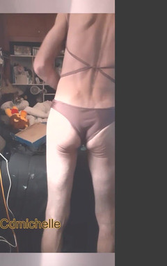 Cd Michelle lingerie: Travestito indossa costume da bagno marrone