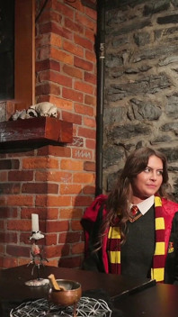 Selina Bentz nel ruolo di Hermione e Audrey Reid in myrtle gemendo a turno su un cazzo duro di un fortunato mago - Parodia porno di Harry Potter