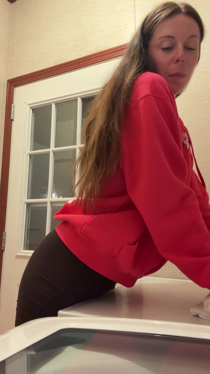 Nadia Foxx: 使用我的洗衣机激烈高潮