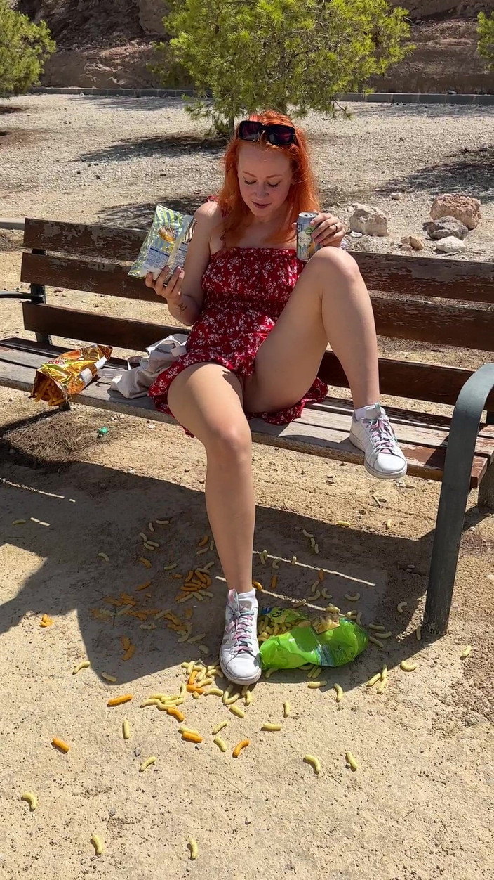 Sheryl X Sinclair: Ngecrot makanan cepat saji di taman sambil merokok