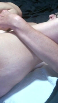Sexy MILFka masturbuje s velkým vibrátorem dildo a análním kolíkem v jejím zadku