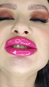 Enormes labios labiales rosa brillantes, goma de burbuja, vibración del labio 4k