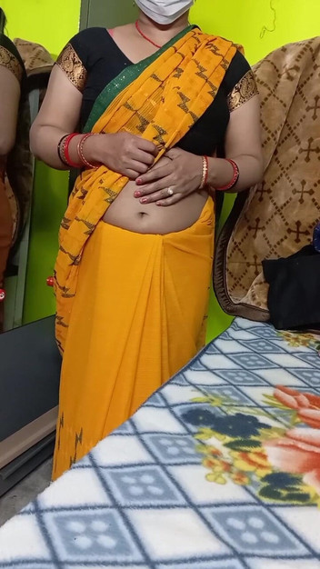Manjushukla: Bhabhi cantik India menanggalkan Sarinya.