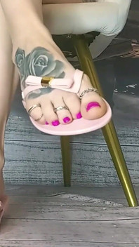 Lady Angela Toe Rings dan MILF flip flops