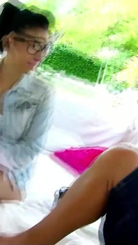 La magra teen melyne con gli occhiali viene scopata dal flirt durante le vacanze