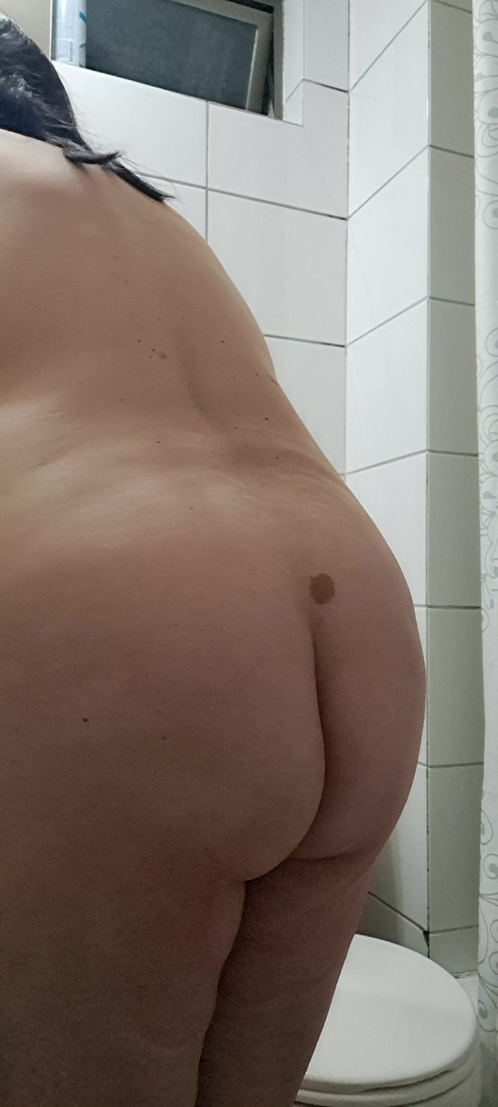 Mommy big hairy pussy: Зрелая милфа обнаженная под ней