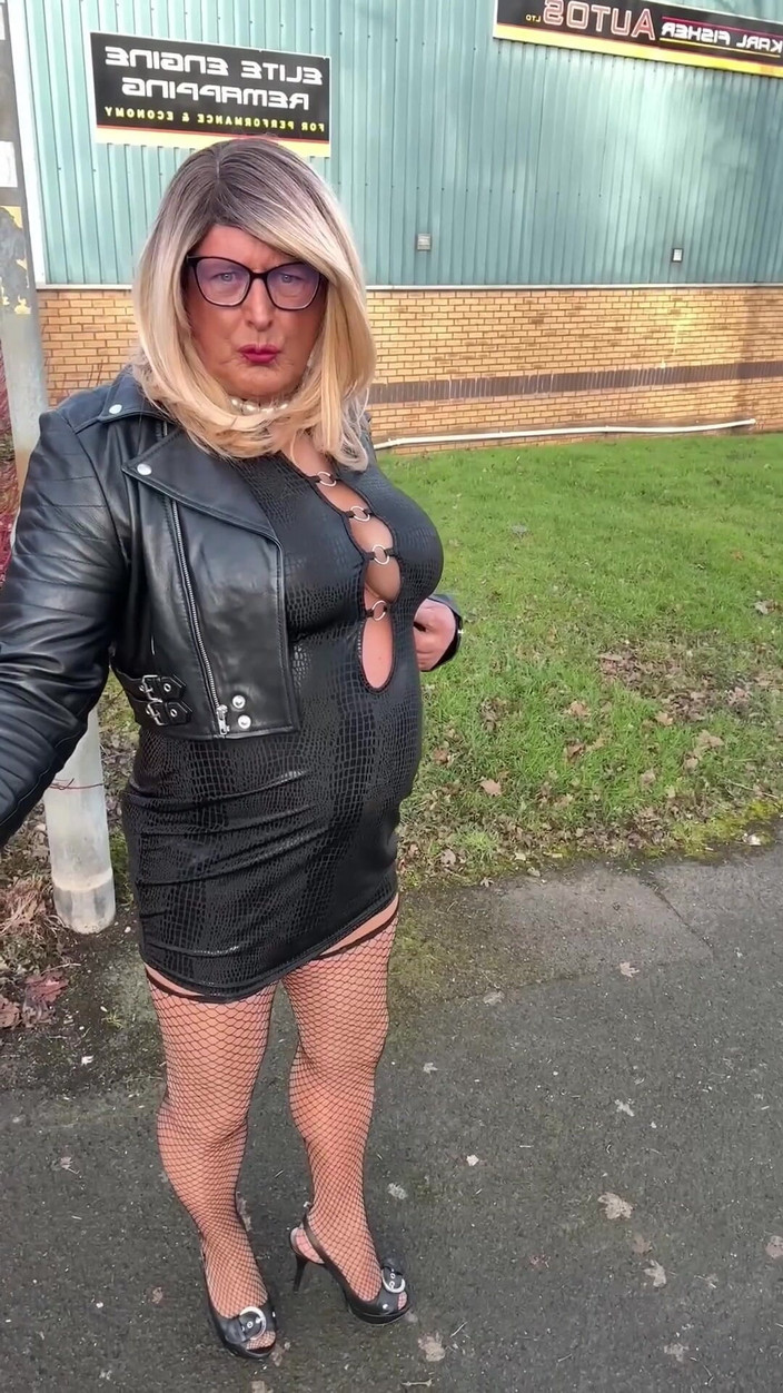 Kellycd2022: Sexy Crossdresser Kellycd2022 em vestido preto, meia-calça e meia arrastão