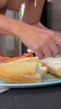 Mangio il mio cazzo per colazione