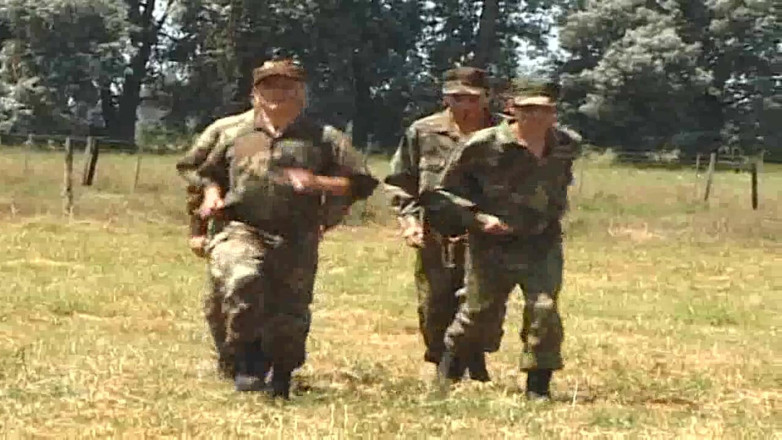 Straight fucking boy in uniform: Açık havada 2 askeri tarafından sikiliyor
