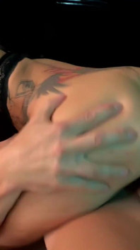 Sexy pequena tatuada Havana Sin leva suas bolas de dotado branco fundo para um facial bagunçado
