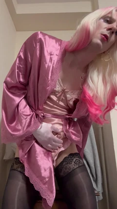 Jess silk cavalca un dildo