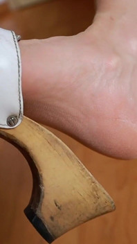 Asmr penzoloni a tacco lento - zoccoli di legno, suoni di nylon morbido