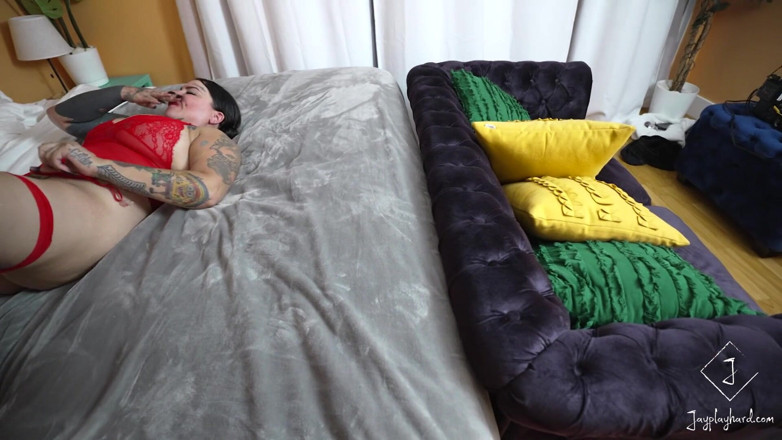 Mature Wanker: Potetovaná milfka s křivkami Dolly bere Jayovo velké černé péro hluboko...