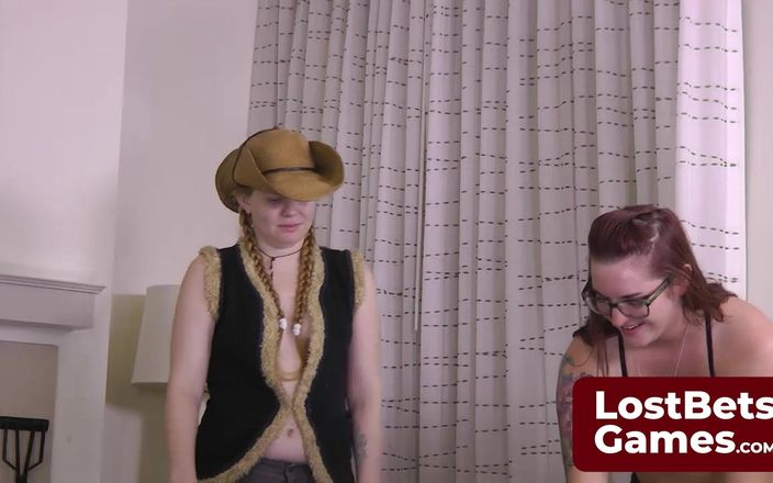 Lost Bets Games: Julie和sassy在脱衣舞中对峙