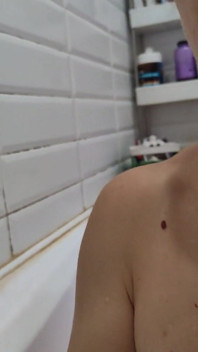Chlupatá body Explorer v koupelně