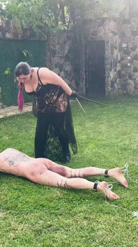 Doble dominación femenina con esclava ya pesadamente magullada que recibe más castigo corporal afuera en el sol.