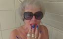 PureVicky66: La abuela grandota hace pis en la bañera