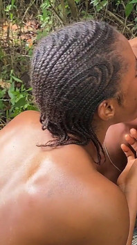 Outdoor Jungle 3-some met 2 biseksuele meiden en een grote zwarte lul