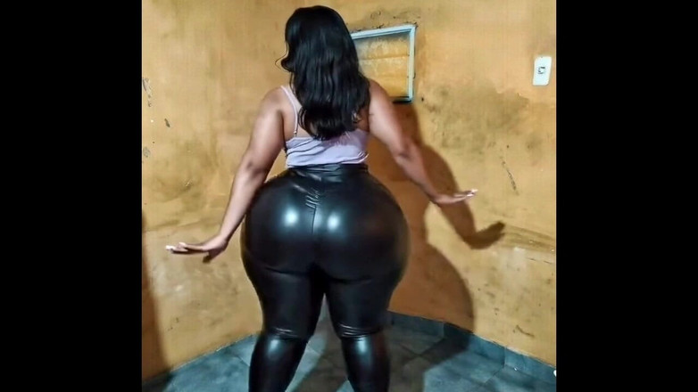 Xprohibidox1: Кожаные леггинсы с большой задницей трогательно.