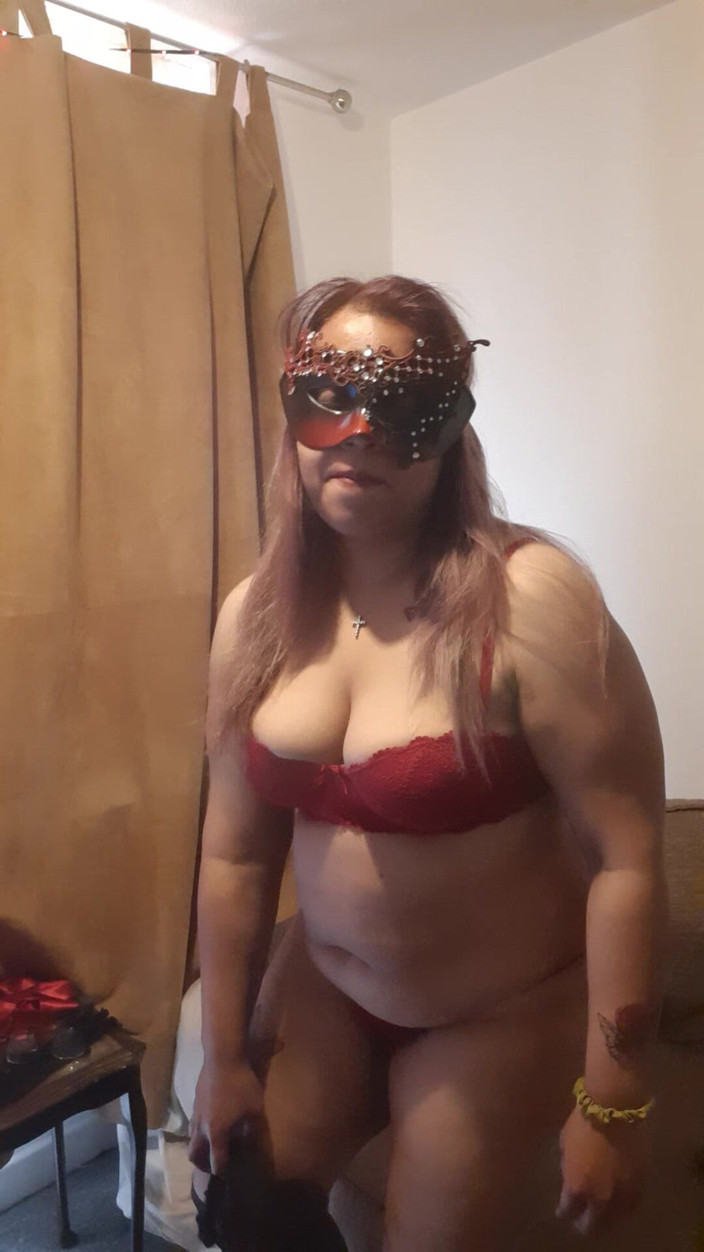 Gloriousshelly: Lexy sama v přední místnosti