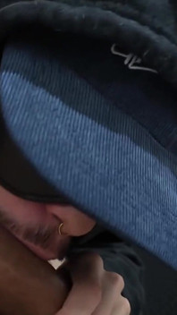 Anonym grindr twink lutscht meinen großen schwanz und isst mein sperma