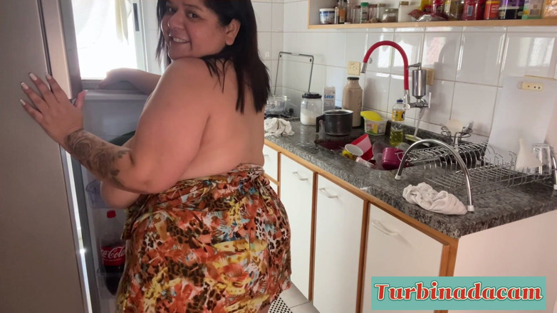 Mary Jhuana: Verdure grandi e grosse: la bbW si masturba in cucina