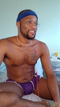 Longue branlette et éjaculation pour un vrai fan !