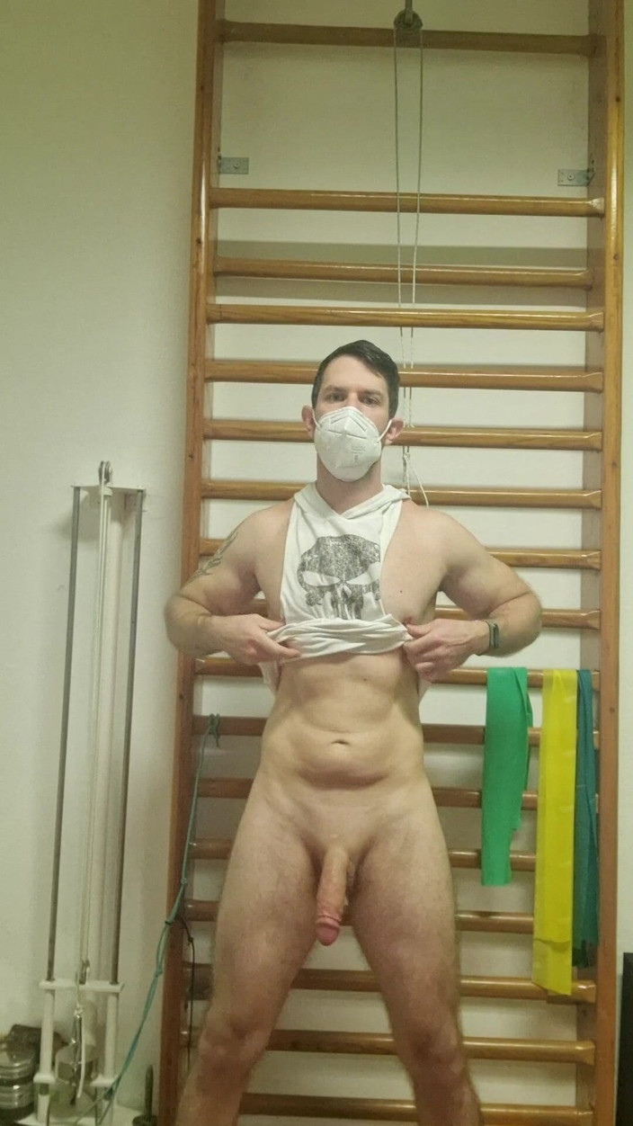 Armagedonxxl: Arătându-mi corpul și pula. Micuța se masturbează