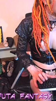Bogini Wielkiego Kutasa jedzie na krześle fuck - Shemale Solo Anal i Wanking