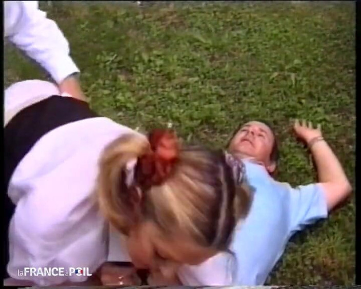 French Family Secrets: Uma universitária com edredons loiros é fodida no gramado.