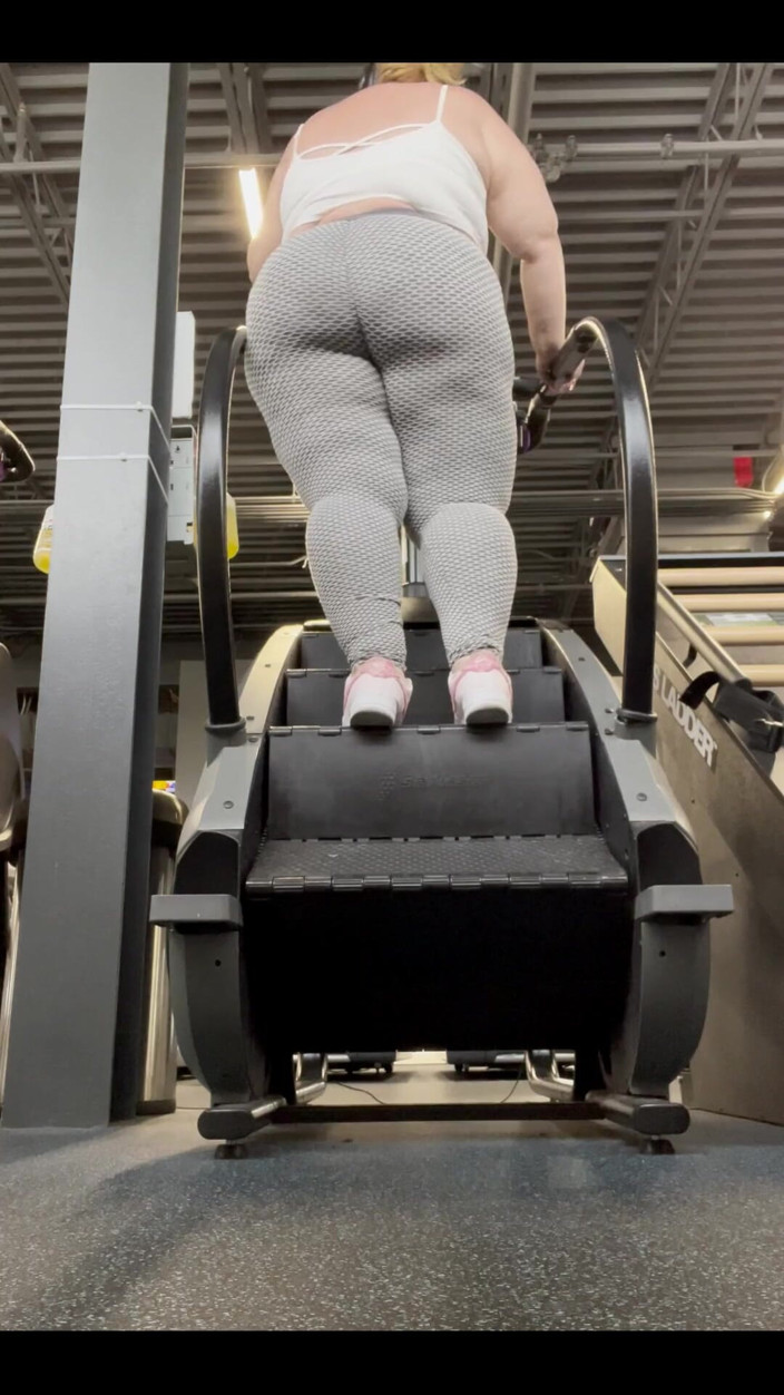 Miss Pink Plush: ¿Ayudarías a entrenarme en el gimnasio o a verme sacudir...