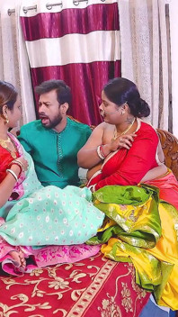 Suami desi India thirki mengongkek keempat-empat isterinya pada masa yang sama dan pancutan mani di muka. Hindi Audio