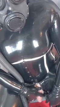 Látex preto e nova máscara de gás