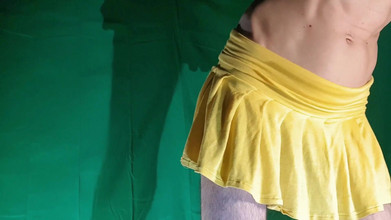 HeIsSooThin: Крихітні жовті картаті стрінги під жовтою спідницею