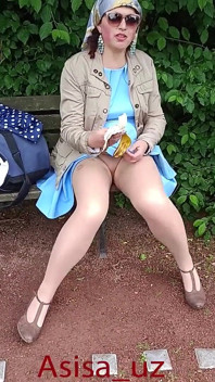 Mujer musulmana mama en el parque de la ciudad, se quita las bragas y hace pis, muestra su coño