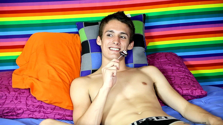 Lollipop Twinks: Adorável Twink Leo Page dá ótima entrevista