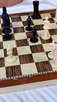 Pancutan mani dalam mulut Queen Chess Game