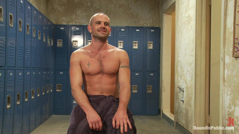 Bound in public: El manitas con una gran polla es atado y usado...