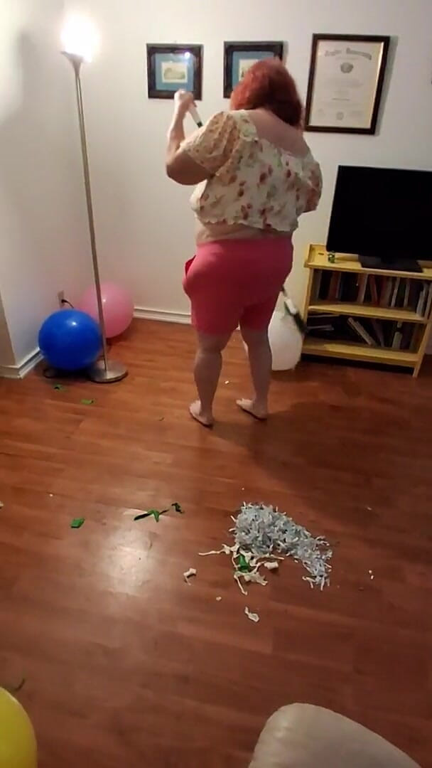 BBW nurse Vicki adventures with friends: Grande barriga beleza enfermeira Vick limpa o chão bagunçado