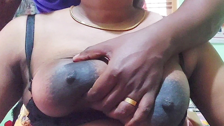 Desi Mohini: 美丽性感的妻子与富有的朋友共用卧室