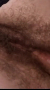 털이 무성한 보지를 가진 독일 밀프가 작업장에서 연수생과 섹스하다