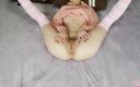 Lina Moore: Chica masturbándose su coño peludo perforado con Mascara
