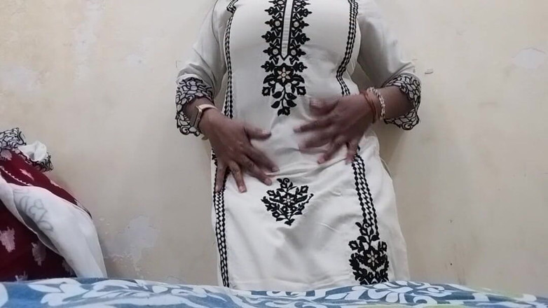 Hotty: Милфа дези Mona трахает пальцами и показывает сиськи