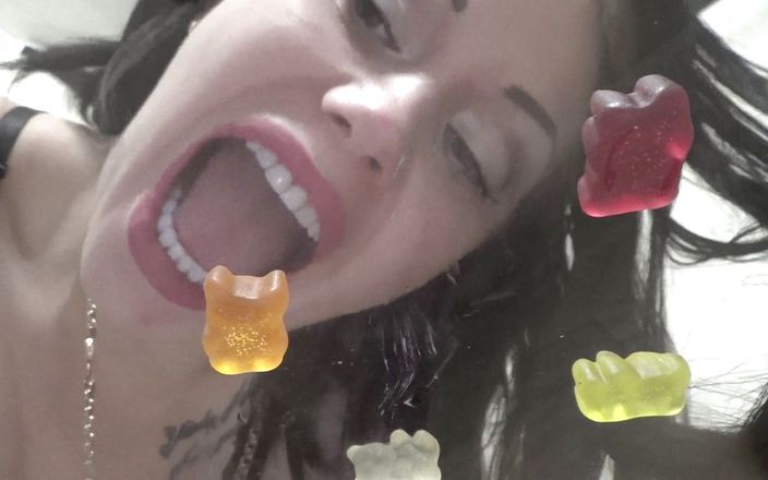 Goddess Misha Goldy: 从玻璃上吃软糖！Vore！