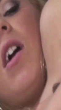 Blondinen in schwarzer szene-2 vollbusige blonde MILF liebt es, einen großen schwarzen schwanz in ihrem mund zu haben