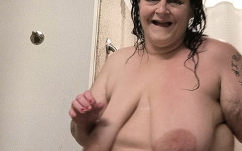 HerculesnVENUS: Dans la salle de bain d’un motel, évier, une grosse bite...