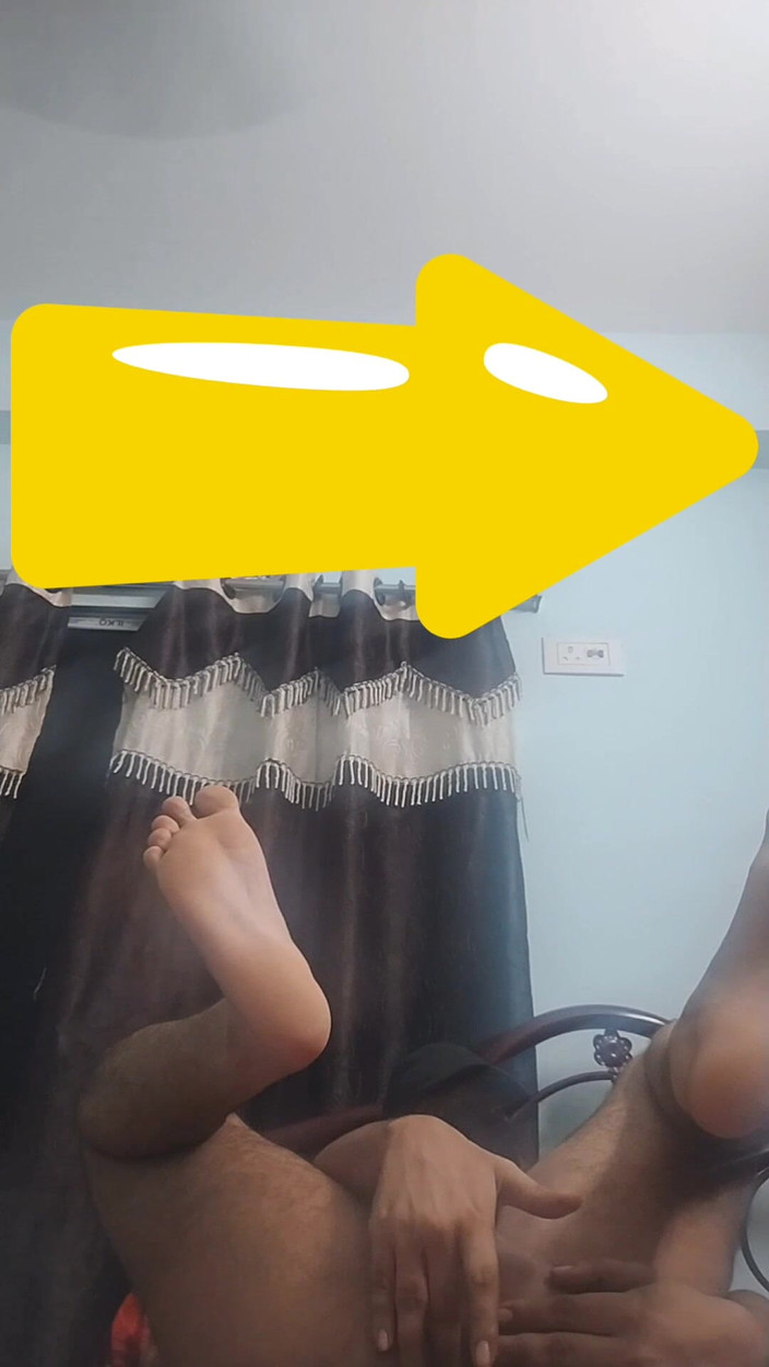 Ronit: 발기하려고 건립되지 않은 인도 똑똑한 어린 소년의 자지