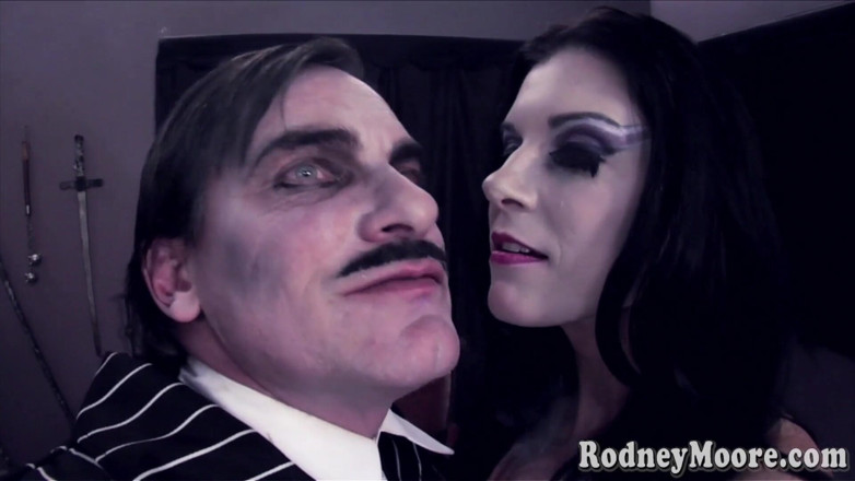 Rodney Moore: Morticia parody ke roop men India Summer