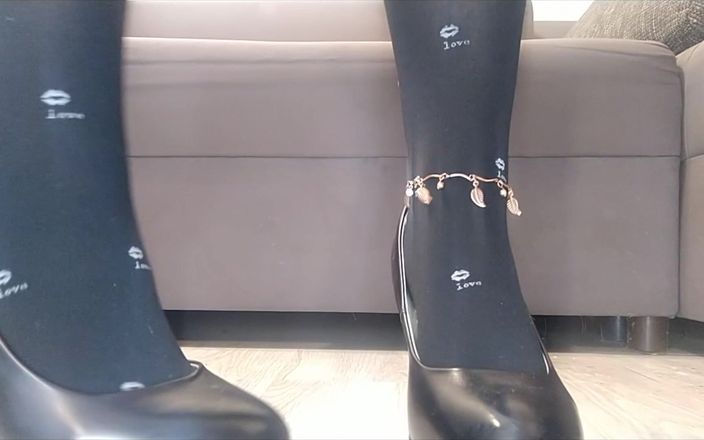 Monica Nylon: Tôn sùng bàn chân, nylon đen và giày cao gót